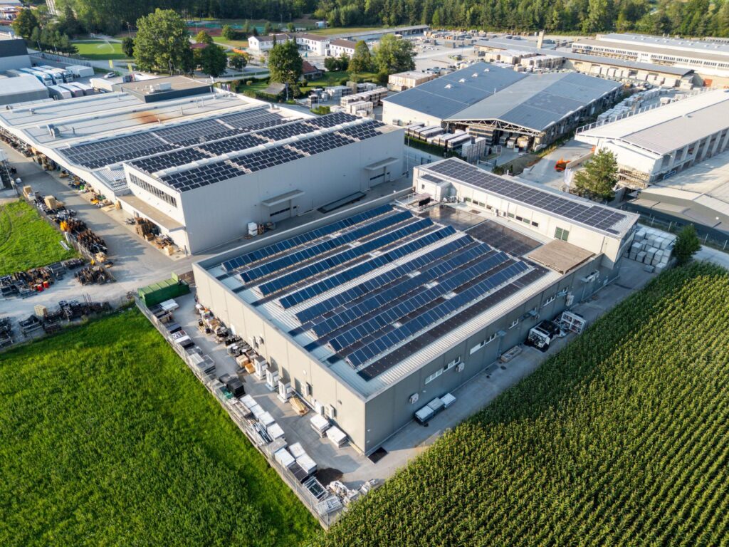 商業施設における屋根置き太陽光発電の性能を最大化する方法