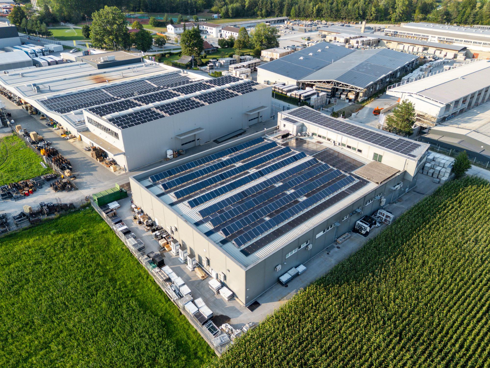 商業施設における屋根置き太陽光発電の性能を最大化する方法